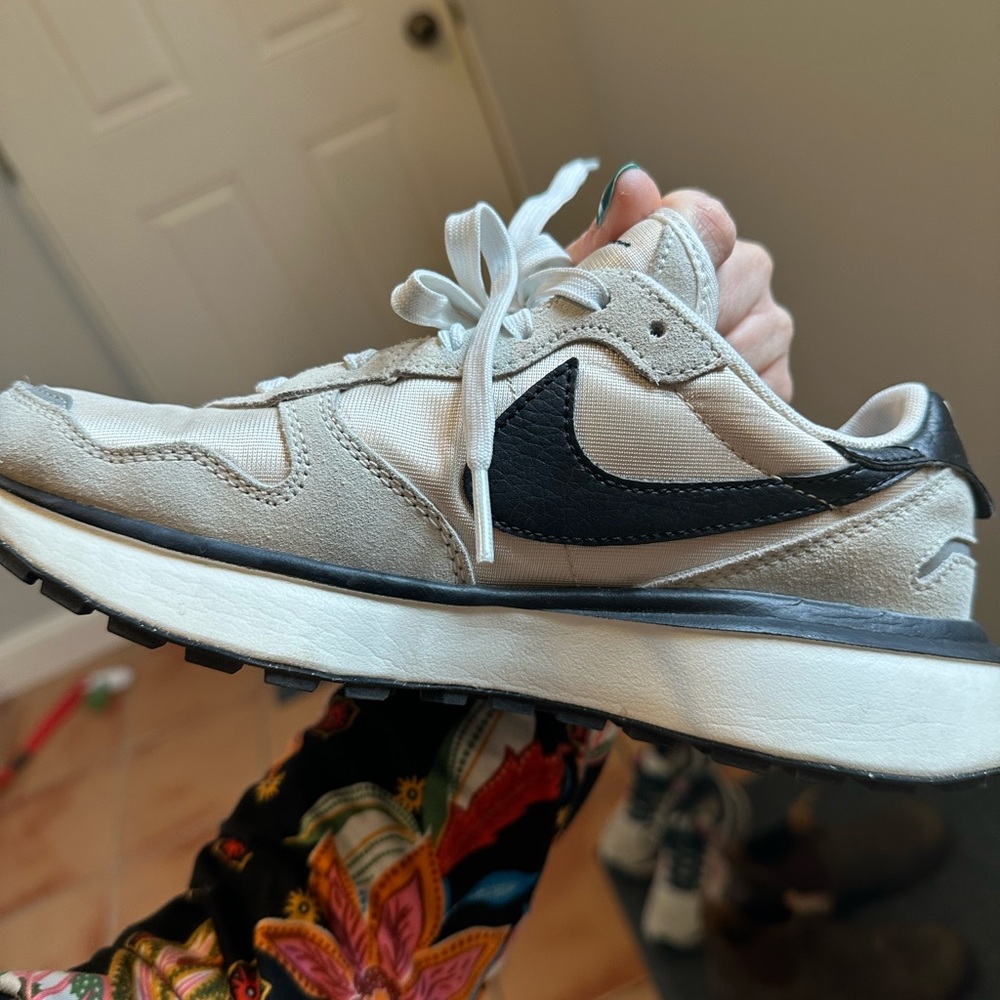 Nike White and Black Sneakers - Picture 2 of 5